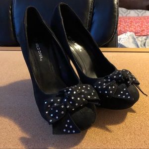 Black heels with bows